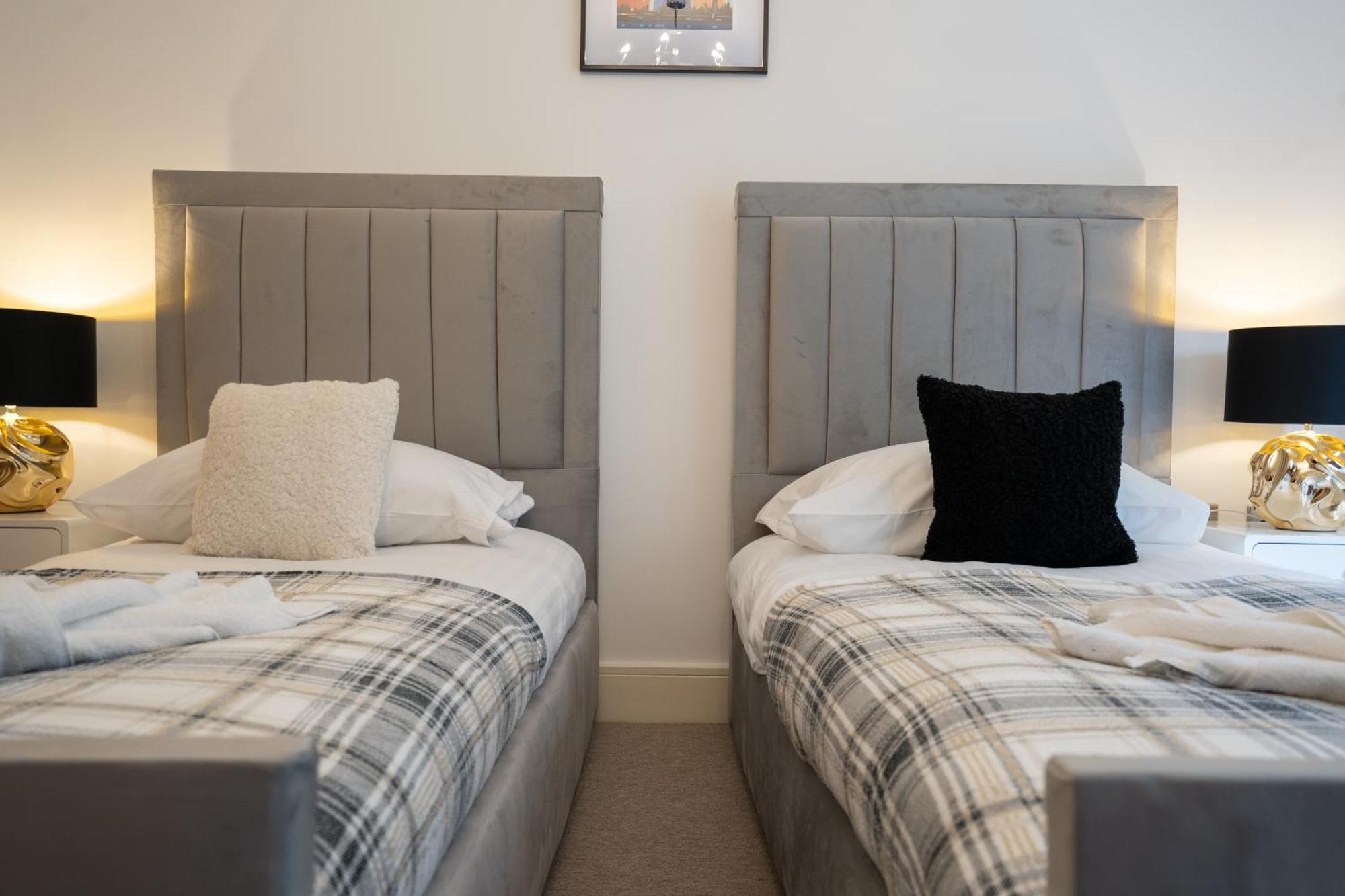 Villa Emirates House, Luxe 5 Bed, With King Sized Beds, Next To Aiport & Nec, Jlr 5 Mins Marston Green Exterior foto