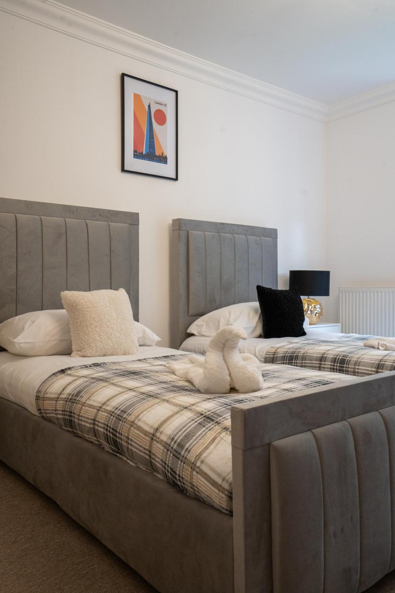 Villa Emirates House, Luxe 5 Bed, With King Sized Beds, Next To Aiport & Nec, Jlr 5 Mins Marston Green Exterior foto